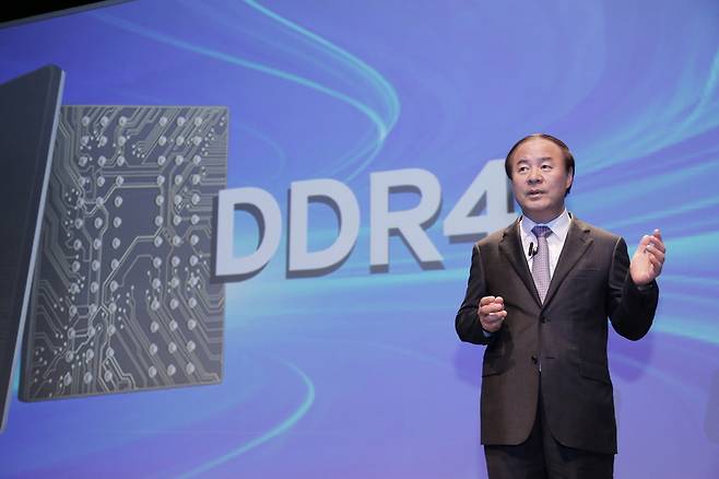 전영현 삼성전자 부회장이 2013년 DDR4 5세대 그린메모리를 소개하고 있다. 서울경제DB