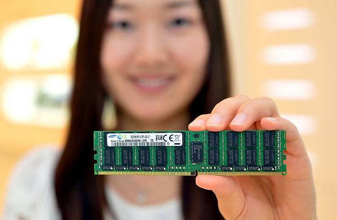 삼성전자 20나노급 DDR4 D램 모듈. 서울경제DB