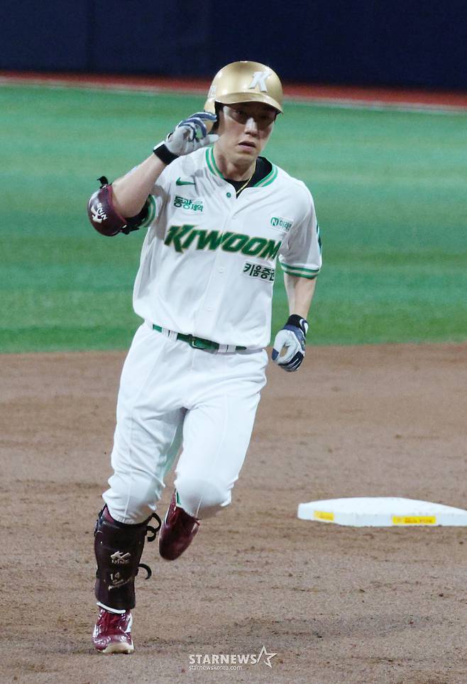 2026 신한 SOL KBO리그 키움 히어로즈 대 삼성 라이온즈 경기가 25일 서울 고척스카이돔에서 열렸다. 키움 서건창이 3회멀 무사에서 삼성 선발 보스를 상대로 우월 1점 홈런을 날리고 홈인하고 있다. /사진=김진경 kim.jinkyung@
