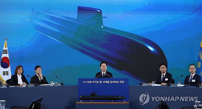 핵추진잠수함 계획 보고듣는 이재명 대통령 (창원=연합뉴스) 김도훈 기자 = 이재명 대통령이 26일 경남 창원시 진해구에서 열린 제1회 미래국방전략위원회에서 안규백 국방부 장관의 핵추진잠수함 개발 기본계획 보고를 듣고 있다. 2026.5.26 superdoo82@yna.co.kr