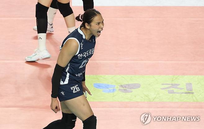 포효하는 타나차 (김천=연합뉴스) 김현태 기자 = 3일 김천실내체육관에서 열린 2025-2026 V-리그 포스트시즌 여자 프로배구 챔피언 결정전 2차전 GS칼텍스와 한국도로공사의 경기에서 도로공사의 타나차가 득점에 성공한 뒤 포효하고 있다. 2026.4.3 mtkht@yna.co.kr