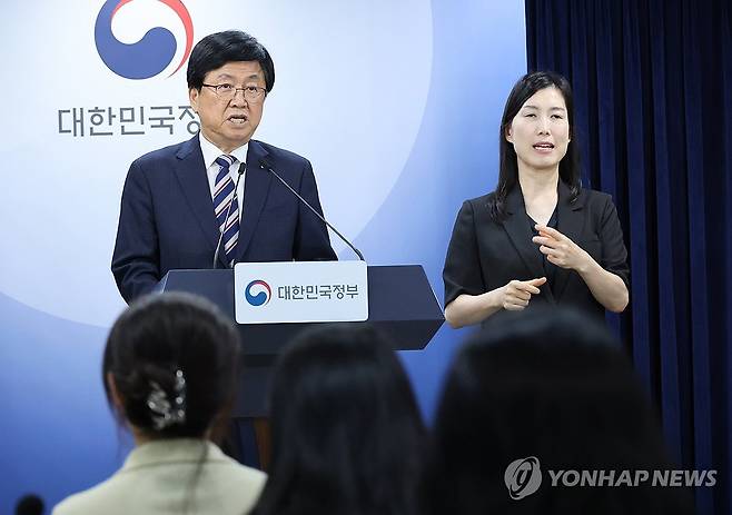 거점국립대 패키지 지원대학 선정 결과 발표하는 최교진 교육부 장관 (서울=연합뉴스) 안정원 기자 = 최교진 교육부 장관이 1일 서울 종로구 정부서울청사에서 부산대, 충남대, 전남대를 거점국립대 패키지 지원대학으로 선정했다고 발표하고 있다. 2026.9.1 jeong@yna.co.kr
