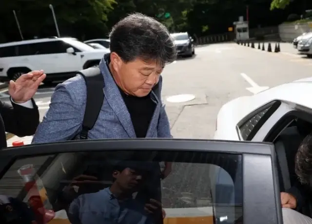 건진법사 전성배씨에게 국민의힘 공천을 청탁한 혐의를 받는 박창욱 경북도의원이 지난해 9월 서울중앙지법에서 구속 전 피의자 심문(영장실질심사)을 마치고 법원을 나서고 있다. 연합뉴스