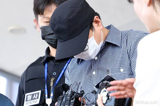 지난 1일 직무유기와 공전자기록 위작·행사, 위계에 의한 공무집행방해 등의 혐의로 구속 송치된 부경장. ⓒ제주의소리