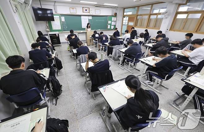 2027학년도 대학수학능력시험 6월 모의평가 시행일인 4일 오전 송파구 잠신고등학교에서 학생들이 시험 준비를 하고 있다. 2026.6.4 ⓒ 뉴스1 사진공동취재단