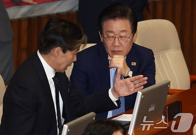 2024년 11월 28일 서울 여의도 국회에서 열린 제418회국회(정기회) 제13차 본회의에서 이재명 더불어민주당 대표와 조국 조국혁신당 대표가 대화하고 있는 모습. 2024.11.28 ⓒ 뉴스1 김민지 기자