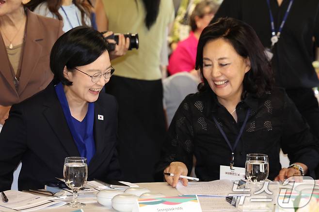 한성숙 국무총리와 박영선 사단법인 한국여성의정 상임대표가 2일 오전 서울 여의도 국회 사랑재에서 열린 '여권통문의 날' 기념식에서 대화를 나누고 있다. 2026.9.2 ⓒ 뉴스1 황기선 기자