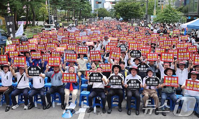 대한수의사회 회원들이 2일 서울 여의도 국회의사당 앞에서 열린 수의사법 개정안 반대 투쟁대회에서 구호를 외치고 있다. 2026.9.2 ⓒ 뉴스1 신웅수 기자