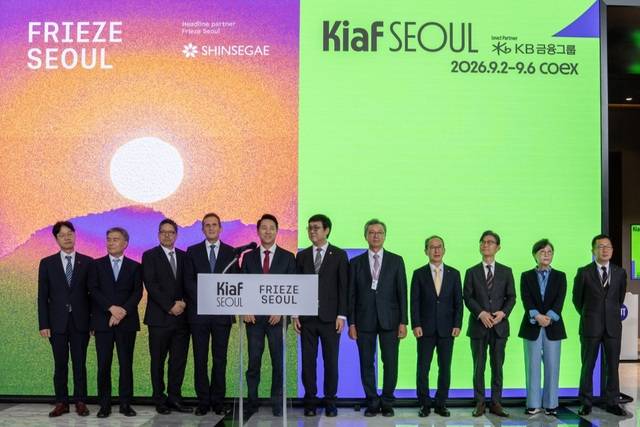 2일 서울 코엑스에서 열린 '2026 키아프 서울·프리즈서울' 개막식에서 오세훈 서울특별시장(왼쪽부터 다섯번째), 최휘영 문화체육부 장관(왼쪽부터 여섯번째), 양종희 KB금융그룹 회장(왼쪽부터 여덟번째)를 비롯한 내빈들이 기념촬영을 하고 있다. /KB금융