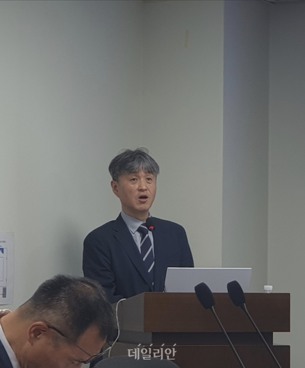 이정헌 더불어민주당 의원실 주최로 2일 국회 의원회관에서 열린 'AI 시대 네트워크 고도화 방안' 세미나에서 이경원 동국대학교 경제학과 교수가 'AI 3대 강국 추진을 위한 네트워크 고도화 정책 과제' 주제 발표를 하고 있다.ⓒ데일리안 조인영 기자