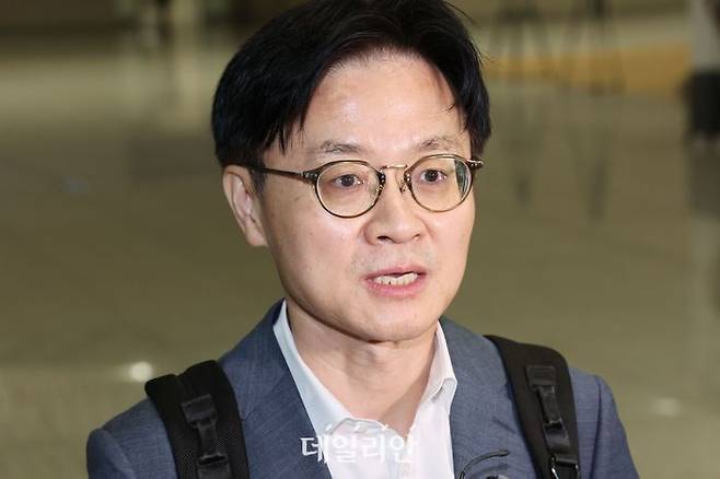 G20 혁신장관회의 참석 및 한미 경제협력 확대 위해 김정관 산업통상부 장관이 1일 인천국제공항 제2여객터미널을 통해 미국으로 출국하며 취재진 질문에 답변하고 있다.ⓒ뉴시스