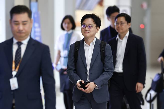 김정관 산업통상부 장관이 1일 인천국제공항 2터미널 출국장을 통해 미국으로 출국하고 있다. 연합뉴스