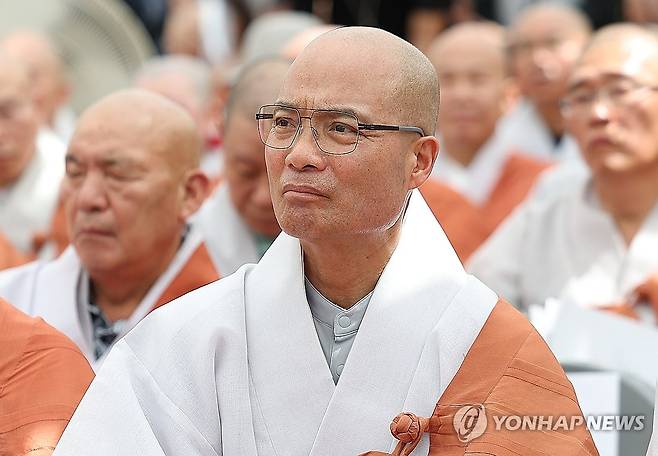 '명진스님 영결식' 참석한 경우스님 (서울=연합뉴스) 김성민 기자 = 25일 서울 강남구 봉은사에서 열린 봉은사 전 주지 명진스님의 영결식에 경우스님이 참석해 있다. 2026.8.25 ksm7976@yna.co.kr