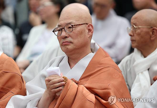 '명진스님 영결식' 두 손 모은 진우스님 (서울=연합뉴스) 김성민 기자 = 25일 서울 강남구 봉은사에서 열린 봉은사 전 주지 명진스님의 영결식에서 진우스님이 두 손을 모으고 있다. 2026.8.25 ksm7976@yna.co.kr