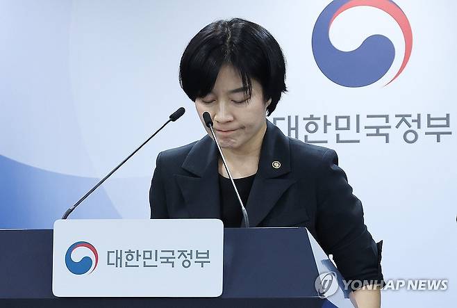 정부, 아동학대 예방 대책 발표 (서울=연합뉴스) 안정원 기자 = 현수엽 보건복지부 1차관이 2일 서울 종로구 정부서울청사에서 아동학대 예방 및 대응 보완 대책을 발표한 뒤 인사하고 있다. 2026.9.2 jeong@yna.co.kr