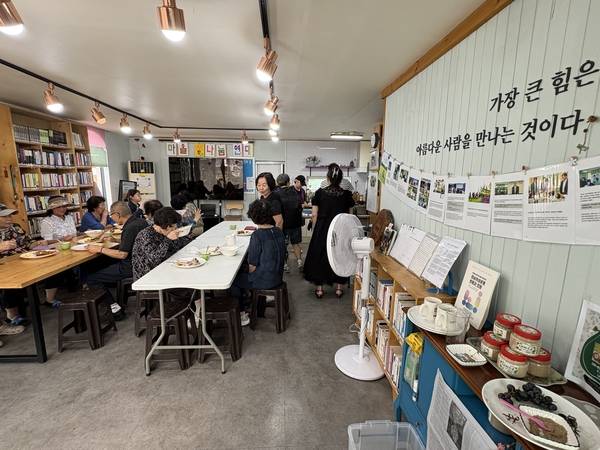 이경숙선생추모사업회는 3일 오전 11시부터 오후 2시까지 밥 나눔 행사를 열었다. 밥 나눔 행사가 열린 여성평등공동체 숨 내부 모습. /주성희 기자