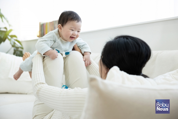 첫만남이용권과 부모급여, 아동수당 등 기존 양육지원 제도가 내년 7월부터 아이맞이지원금과 아동기본수당으로 개편될 예정이다. 다만 하루 차이로 지원금에 큰 차이가 발생할 수 있다는 형평성 논란이 제기되면서 시행 시기는 조정될 가능성이 있다. ⓒ베이비뉴스