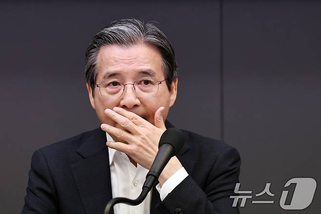김용범 청와대 정책실장이 사임했다. 지난해 6월 정부 출범 직후 임명된 뒤 약 1년 3개월 만이다. 강유정 청와대 수석대변인은 1일 오전 춘추관 브리핑을 통해 "김 정책실장이 전날(31일) 사의를 표명했다"며 "이에 이재명 대통령은 오늘 1일 사표를 수리했다"고 밝혔다. 김 정책실장은 단일 종목 레버리지 상장지수펀드(ETF) 논란 등으로 국민의힘 등 야당으로부터 사퇴 요구를 받아왔다. 사진은 지난 6월 24일 서울 중구 한국프레스센터에서 열린 관훈클럽 초청 토론회에 모습. 2026.9.1 ⓒ 뉴스1