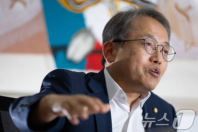송기헌 국회 과학기술정보방송통신위원장이 2일 서울 여의도 국회에서 뉴스1과 인터뷰하고 있다. ⓒ 뉴스1 유승관 기자