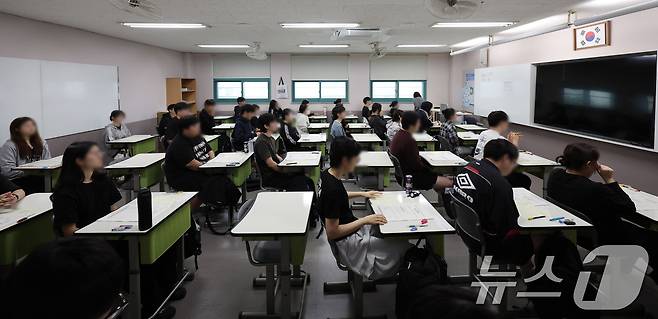 2027학년도 대학수학능력 9월 모의평가일인 2일 서울 송파구 방산고등학교에서 수험생들이 시험 응시를 준비하고 있다. 2026.9.2 ⓒ 뉴스1 사진공동취재단