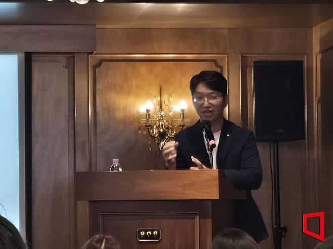 이상봉 KT AX미래기술원 AX데이터랩이 3일 서울 종로구 클럽806에서 '에이전틱 데이터 플로'에 대해 설명하고 있다. 노경조 기자