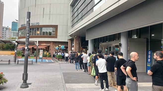 지난 2일 대전 유성구 도룡동 성심당 DCC점 앞에서 다국적 기업 관계자들을 비롯한 방문객들이 줄을 서고 있다. 박한결 수습기자