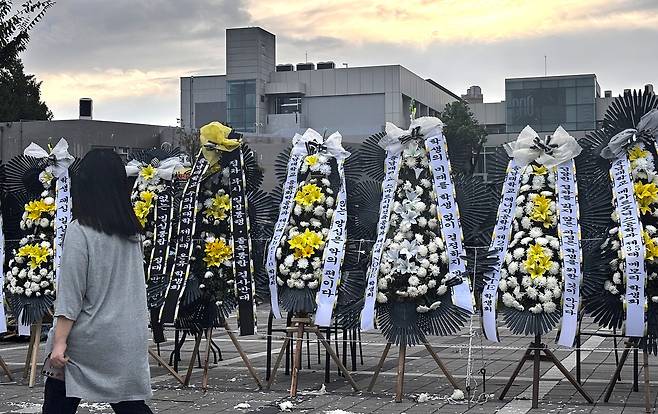 3일 충남대 대덕캠퍼스 1학생회관 앞에 공주대와의 통합을 반대하는 충남대 총학생회 비상대책위원회와 단과대학 학생회의 근조화환 60여 개가 설치돼 있는 모습. 충남대 총학생회 비상대책위원회