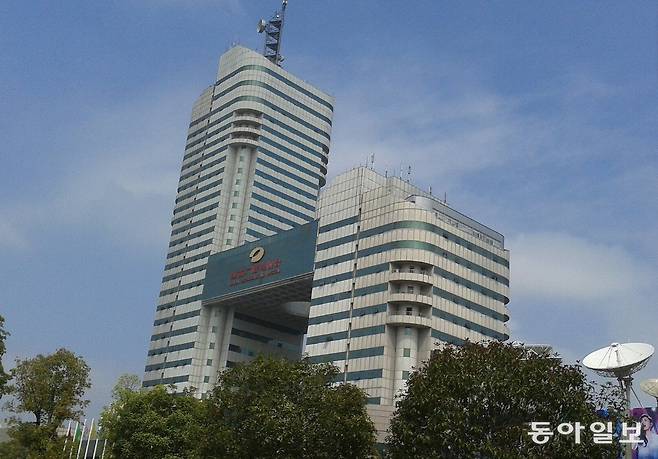 후난TV는 중국에서 최고 시청률을 자랑하는 성급 위성 방송국이다. 한국으로 치면 지상파급의 영향력을 발휘하는 방송사다(국토가 넓은 중국은 지상 안테나로는 전국 방영이 불가능해서 통신위성을 이용). 후서유기를 제작한 망고엑설런트미디어는 후난TV의 자회사로, 후난TV의 독자적인 유료 OTT 플랫폼 ‘망고TV’에서도 후서유기를 공개한다. 사진은 후난TV 본사의 모습. 위키피디아