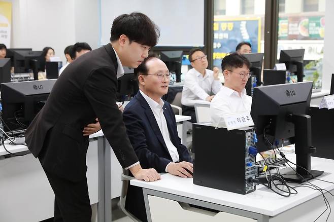 KB국민은행이 경영진을 대상으로 생성형 인공지능(AI) 코파일럿을 실제 업무에 활용하는 실습 교육을 진행했다고 3일 밝혔다. KB국민은행 제공