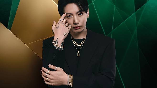 방탄소년단 정국이 하이주얼리 브랜드 그라프의 글로벌 앰배서더로 선정됐다. 정국은 다이아몬드의 파셋에서 영감을 받은 로렌스 그라프 시그니처 컬렉션을 레이어링 스타일로 선보였다. 사진 그라프