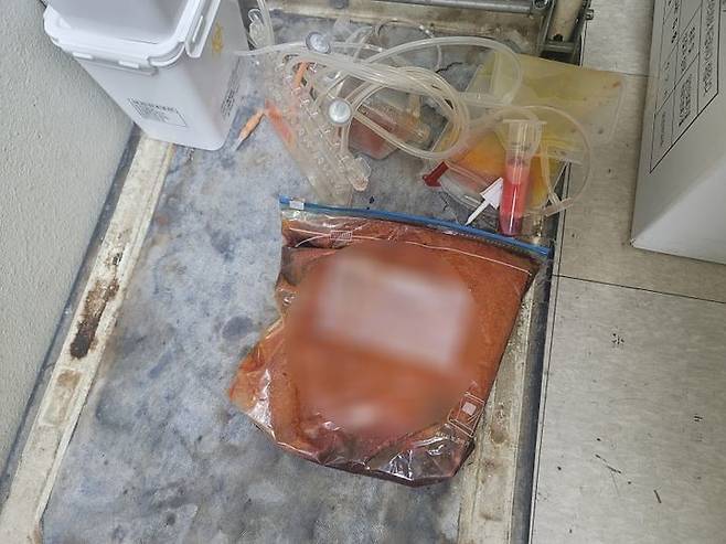 의료폐기물 전용 용기가 아닌 지퍼백에 담긴 인체 폐지방. 사진 서울시