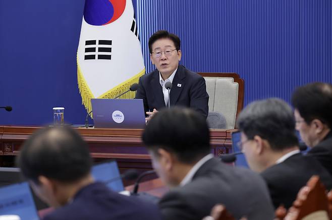 이재명 대통령이 지난달 13일 청와대에서 열린 수석보좌관회의에서 발언하고 있다. 청와대사진기자단