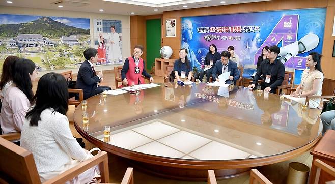이철우 지사가 3일 중국 랴오닝TV·장쑤TV 취재진과 인터뷰를 하고 있다. 경북도 제공