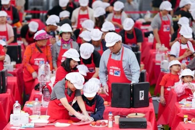 지난해 열린 제19회 장수한우랑사과랑축제 참여형 프로그램인 '아빠와 함께 토마토스파게티 만들기'에서 아이들이 레드 푸드를 이용해 요리에 도전하고 있다. 장수군 제공