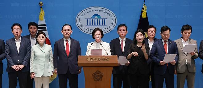 국민의힘 대구시당위원장인 이인선 의원을 비롯해 대구·경북을 지역구로 둔 국민의힘 의원들이 3일 국회 소통관에서 경북대학교가 이재명 정부 국정과제인 이른바 '서울대 10개 만들기'의 패키지 지원대학에서 탈락한 것과 관련해 입장을 밝히고 있다. ⓒ연합뉴스