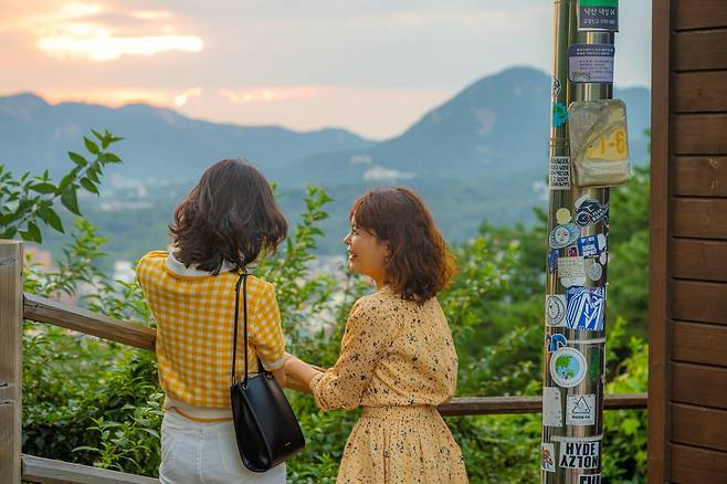 성곽과 노을을 동시에 잡고 싶다면 낙산공원을 적극 추천한다. ‘케이팝 데몬 헌터스’에 나오는 낙산 성곽길도 가보자. 사진제공 |서울관광재단