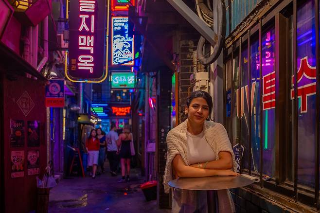 낮에는 ‘을지로’, 밤에는 ‘힙지로’. 렌즈가 어디로 향하든 영화 포스터 같은 사진이 나오는 곳이다. 사진제공 |서울관광재단
