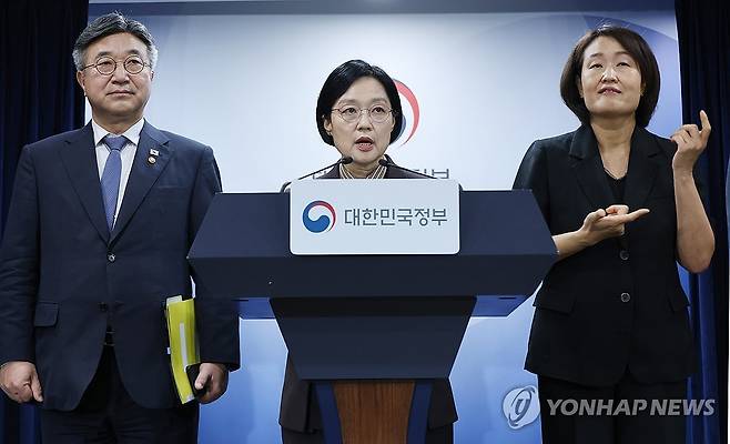 법무부-성평등가족부 이전 (서울=연합뉴스) 안정원 기자 = 한성숙 국무총리가 3일 서울 종로구 정부서울청사에서 법무부-성평등가족부 등 행정·공공기관 이전 및 공공기관 기능 개혁 관련 기자회견을 하고 있다. 2026.9.3 jeong@yna.co.kr