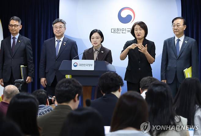 행정ㆍ공공기관 이전 발표하는 한성숙 국무총리 (서울=연합뉴스) 안정원 기자 = 한성숙 국무총리가 3일 서울 종로구 정부서울청사에서 열린 행정·공공기관 이전 및 공공기관 기능 개혁 관련 기자회견에서 발언하고 있다. 2026.9.3 jeong@yna.co.kr