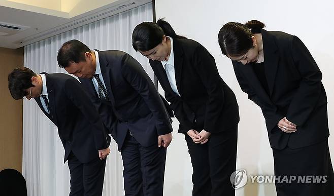 티빙, 개인정보 유출 사고 사과 (서울=연합뉴스) 임화영 기자 = 최주희 대표이사(오른쪽 두 번째)를 비롯한 티빙 임원들이 3일 서울 중구의 한 호텔에서 개인정보 유출 사고에 대해 사과하고 있다. 2026.9.3 hwayoung7@yna.co.kr