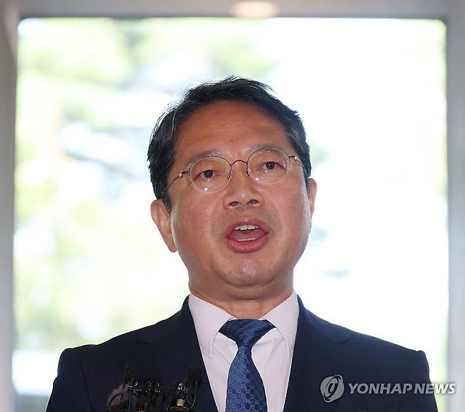 각오 말하는 김승원 법무장관 후보자 (서울=연합뉴스) 신준희 기자 = 김승원 법무부장관 후보자가 3일 종로구 적선현대빌딩에 마련된 인사청문회 준비 사무실로 출근하며 취재진을 향해 각오를 말하고 있다. 2026.9.3 hama@yna.co.kr
