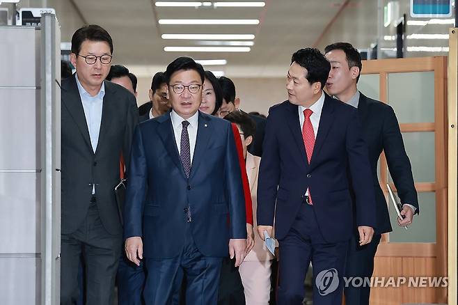최고위원회의 참석하는 국민의힘 지도부 (서울=연합뉴스) 신현우 기자 = 국민의힘 장동혁 대표와 정점식 원내대표 등 지도부가 3일 국회에서 열린 최고위원회의에 참석하기 위해 회의실로 향하고 있다. 2026.9.3 nowwego@yna.co.kr