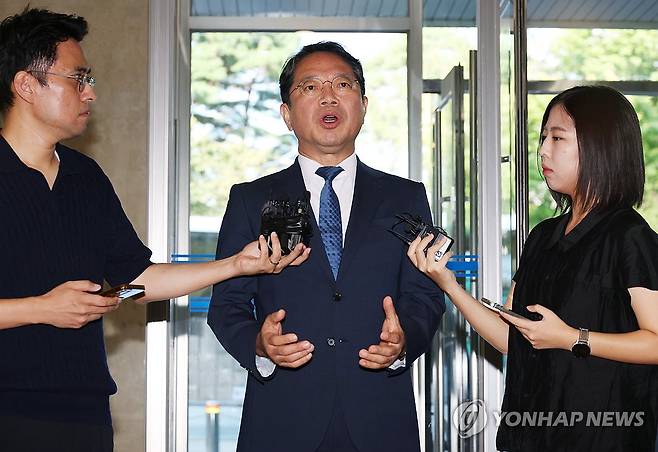 의혹 해명하는 김승원 법무장관 후보자 (서울=연합뉴스) 신준희 기자 = 김승원 법무부장관 후보자가 3일 서울 종로구 적선현대빌딩에 마련된 인사청문회 준비 사무실로 출근하며 취재진 질문에 답하고 있다. 2026.9.3 hama@yna.co.kr