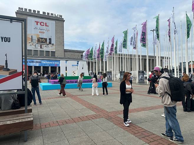 유럽 최대 가전·IT 전시회 ‘IFA 2026’이 개막한 4일(현지시간), 독일 베를린 메세 베를린 앞이 취재진과 학생, 전시 관계자 등으로 붐비고 있다.(베를린(독일)=이수진 기자)