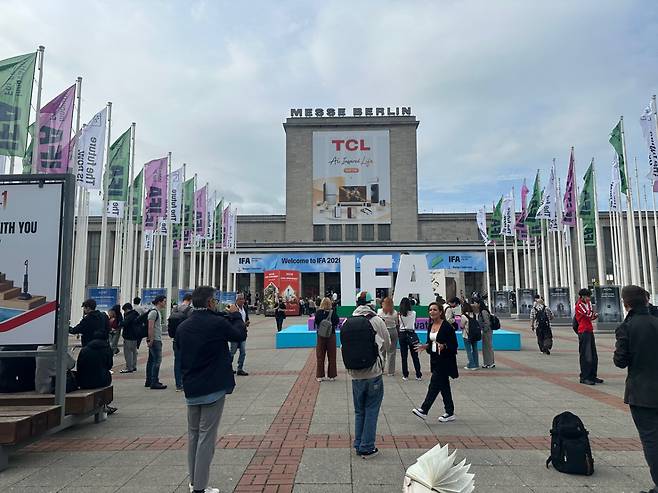 유럽 최대 가전·IT 전시회 ‘IFA 2026’이 개막한 4일(현지시간), 독일 베를린 메세 베를린 앞에 인파가 몰려 있다.(베를린(독일)=이수진 기자)