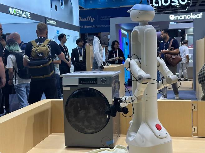 4일(현지시간) 독일 베를린에서 열린 유럽 최대 IT·가전 전시회 ‘IFA 2026’에서 원로보틱스(One Robotics)의 ‘오네로 H1(onero H1)’이 가사 작업을 시연하고 있다. 이 제품은 빨랫감을 세탁기로 옮기는 등 간단한 가사일을 수행한다.(베를린(독일)=이수진 기자)