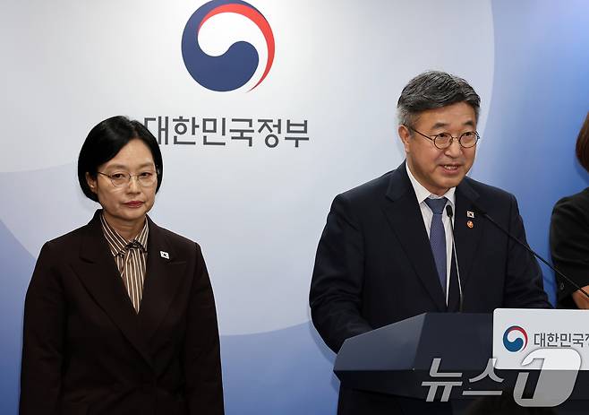 윤호중 행안부장관이 3일 서울 종로구 정부서울청사에서 행정·공공기관 이전 관련 기자회견을 하고 있다. 2026.9.3 ⓒ 뉴스1 이종덕 기자