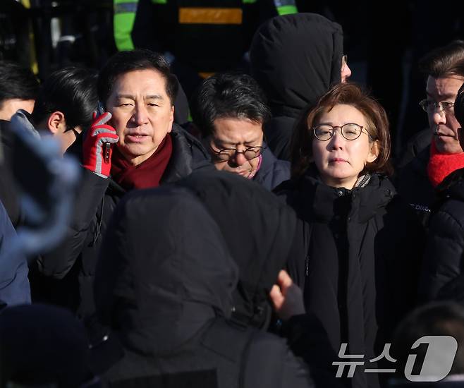 고위공직자범죄수사처(공수처)가 윤석열 대통령 2차 체포영장 집행에 나선 지난해 1월 서울 용산구 한남동 대통령 관저 앞에서 김기현 의원과 나경원 의원이 통화를 하고 있다. 2025.1.15 ⓒ 뉴스1 송원영 기자