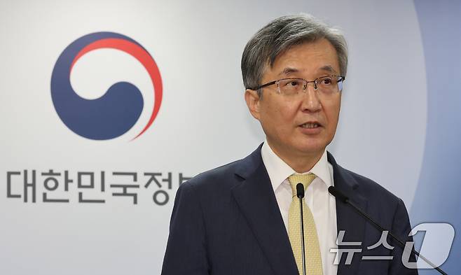 이주원 중수청장 후보추천위원장이 4일 서울 종로구 정부서울청사에서 중대범죄수사청장 후보추천위원회 회의 결과를 발표하고 있다. 이날 위원회는 심사를 거쳐 김관정, 김지용, 문홍주 변호사, 이윤제 명지대학교 법학과 교수 등 총 4명을 중대범죄수사청장 후보자로 추천했다. 2026.9.4 ⓒ 뉴스1 이종덕 기자