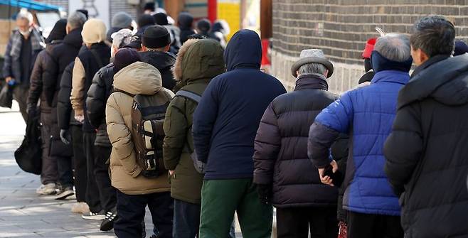 지난해 2월20일 오전 서울 종로구 탑골공원 인근 무료급식소 앞에서 노인들이 길게 줄 서 있다.뉴시스